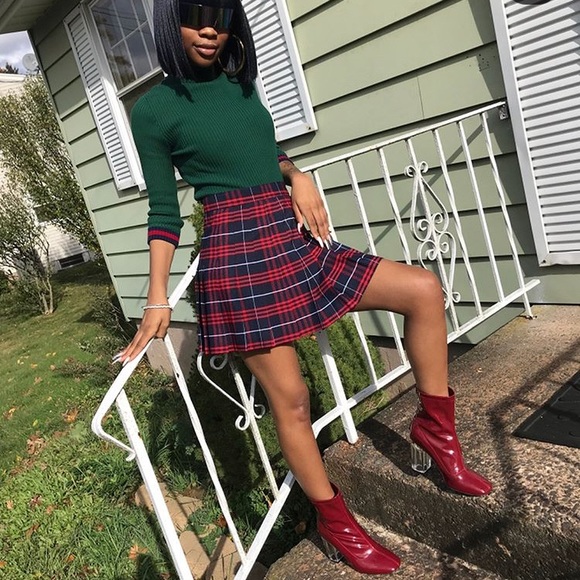 Pleated Skirt / Sweater - Picture 2 of 3